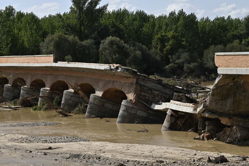 Всю Испанию заливают дожди: из-за наводнений погибли пять человек. Фото и видео