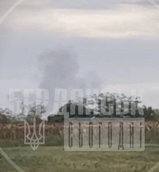 Под Бердянском прогремел мощный взрыв, есть прилет по врагу: поднялся дым. Фото