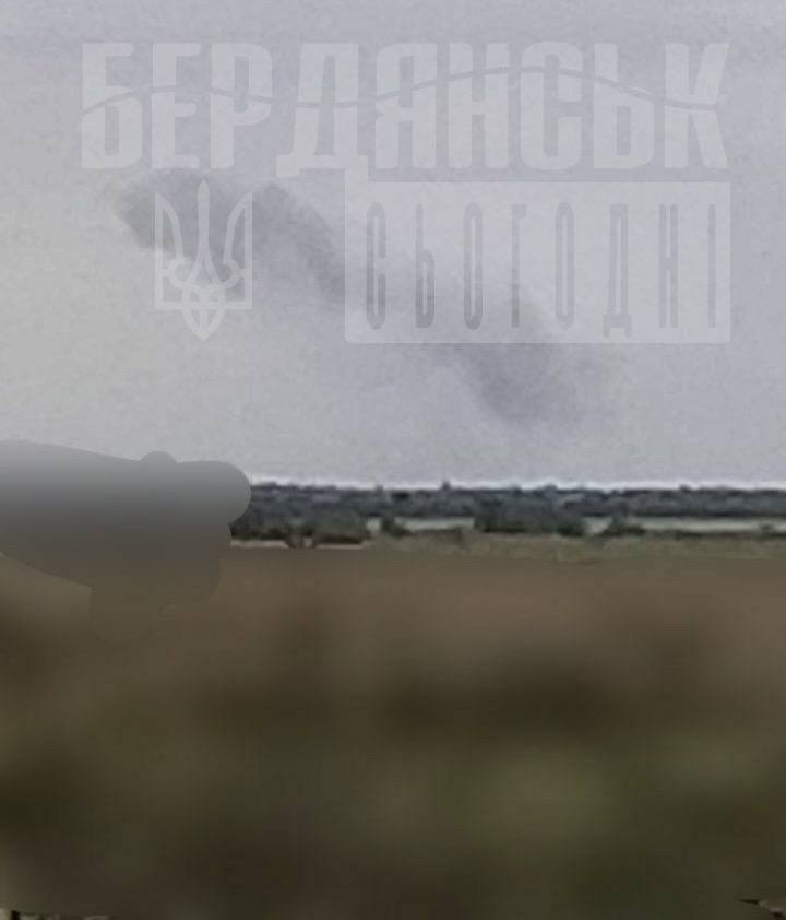 Під Бердянськом прогримів потужний вибух, є приліт по ворогу: піднявся дим. Фото 