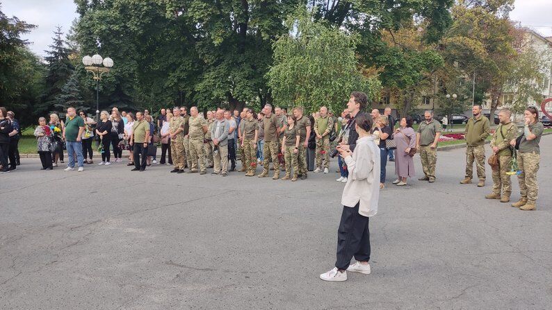 Без батька лишилося двоє дітей: у Полтаві попрощалися з воїном, який загинув у боях на Донеччині. Фото