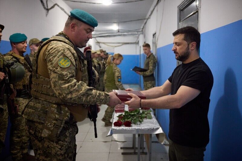 Зеленський нагородив українських військових, які відзначилися в боях за Донеччину. Фото та відео