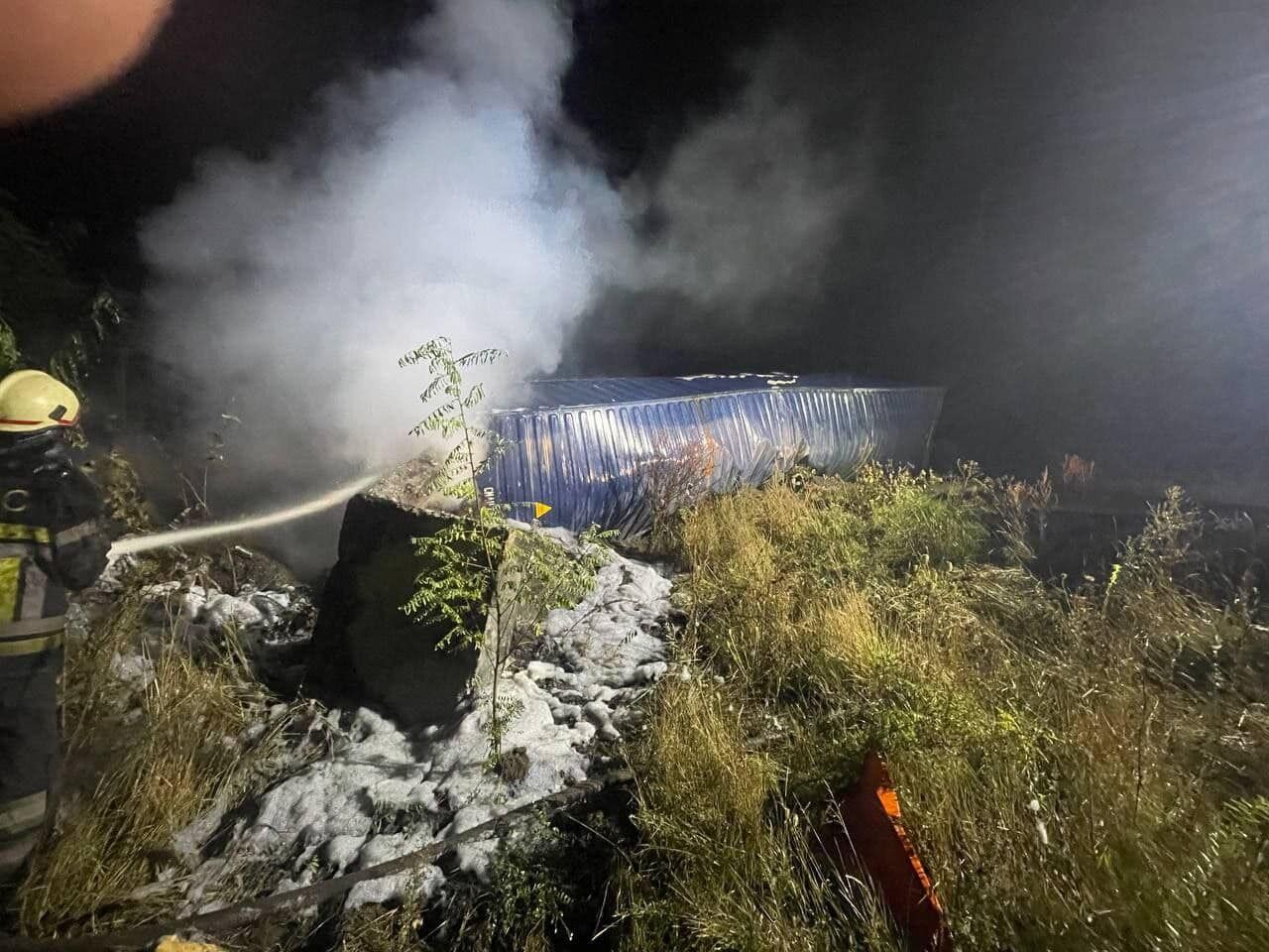 На Київщині вантажівка з’їхала в кювет, де перекинулась та загорілась: загинуло двоє осіб. Фото