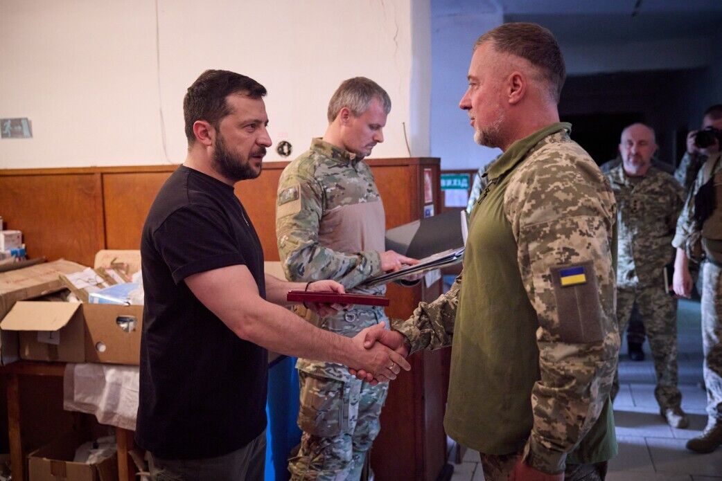 "Спасают героев, возвращают жизни": Зеленский посетил и наградил боевых медиков в прифронтовой зоне. Фото и видео