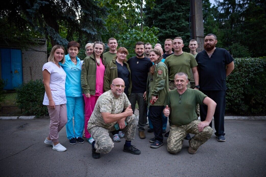 "Спасают героев, возвращают жизни": Зеленский посетил и наградил боевых медиков в прифронтовой зоне. Фото и видео