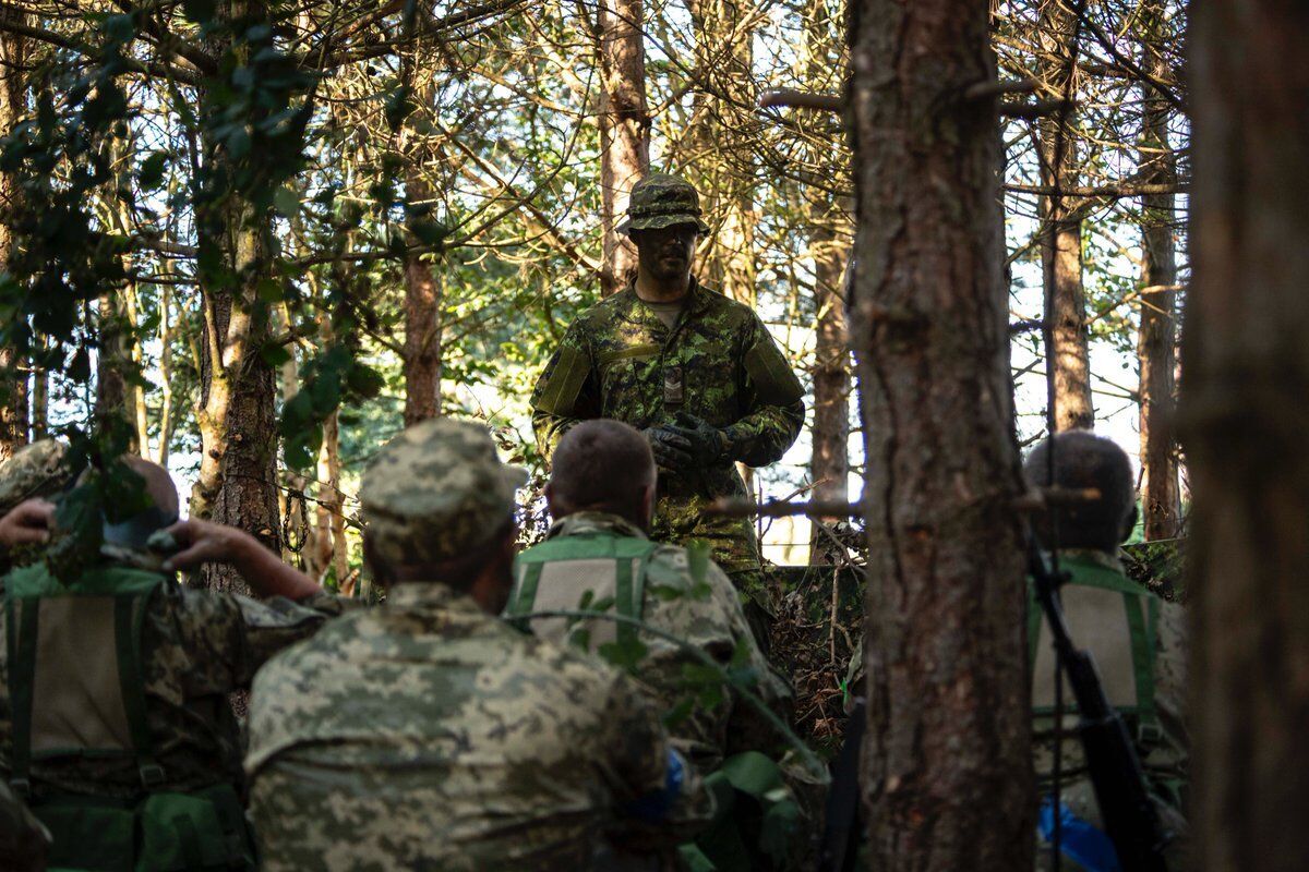Камуфляж і маскування дуже важливі: канадські інструктори показали, як навчають українських воїнів. Фото