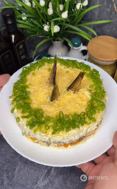 Ефектний салат ''Рибки в ставку'' для святкового столу: смачніший за мімозу 