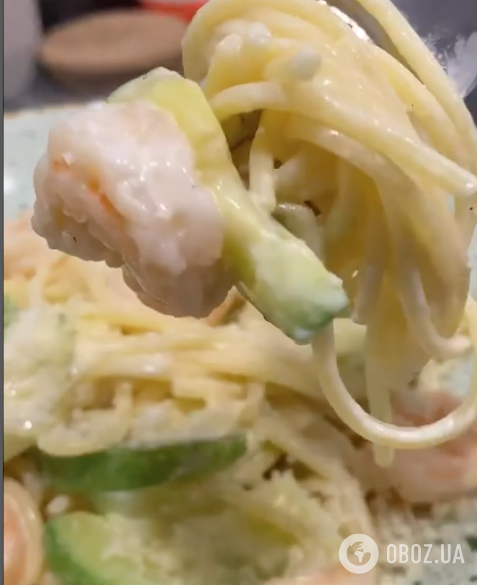 Спагетти с креветами и кабачками