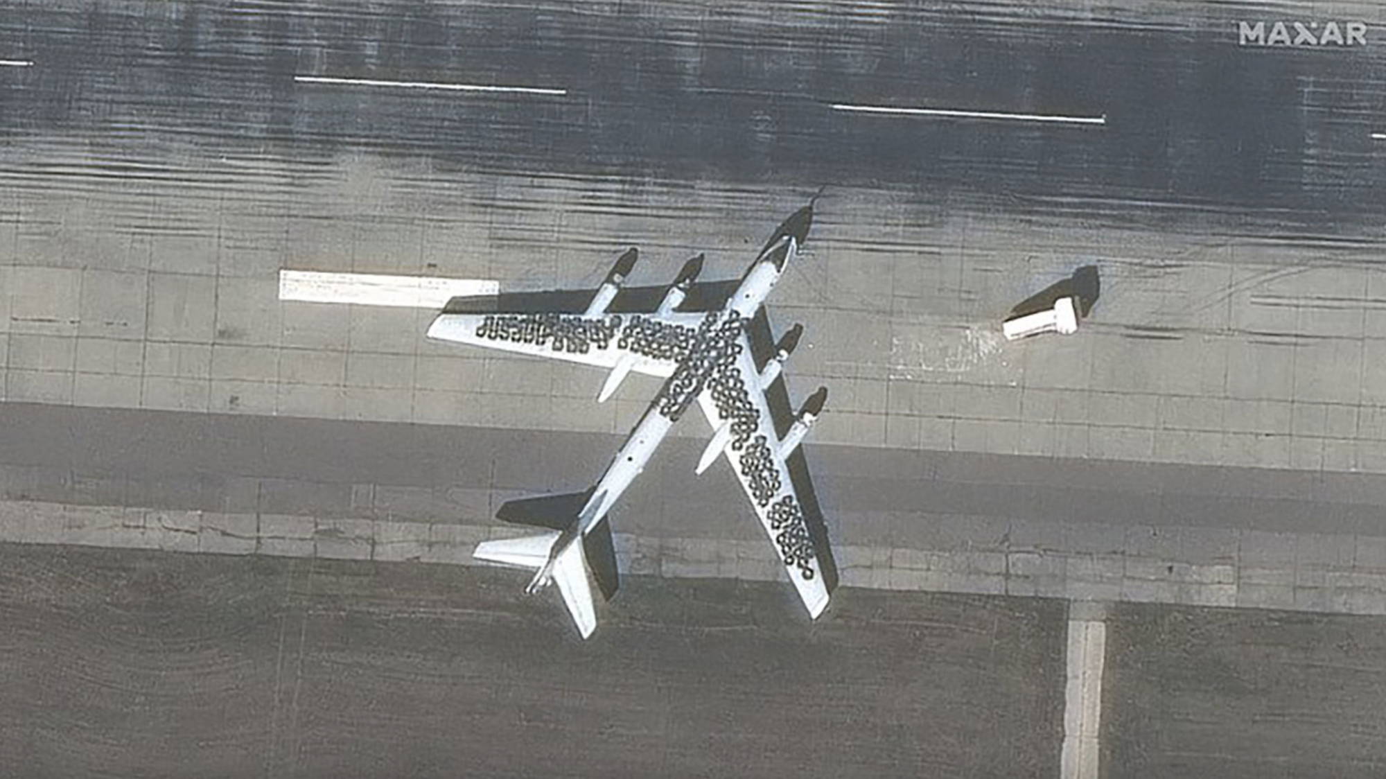 "Це виглядає безглуздо": західні експерти прокоментували "маскування" російських літаків за допомогою шин. Фото