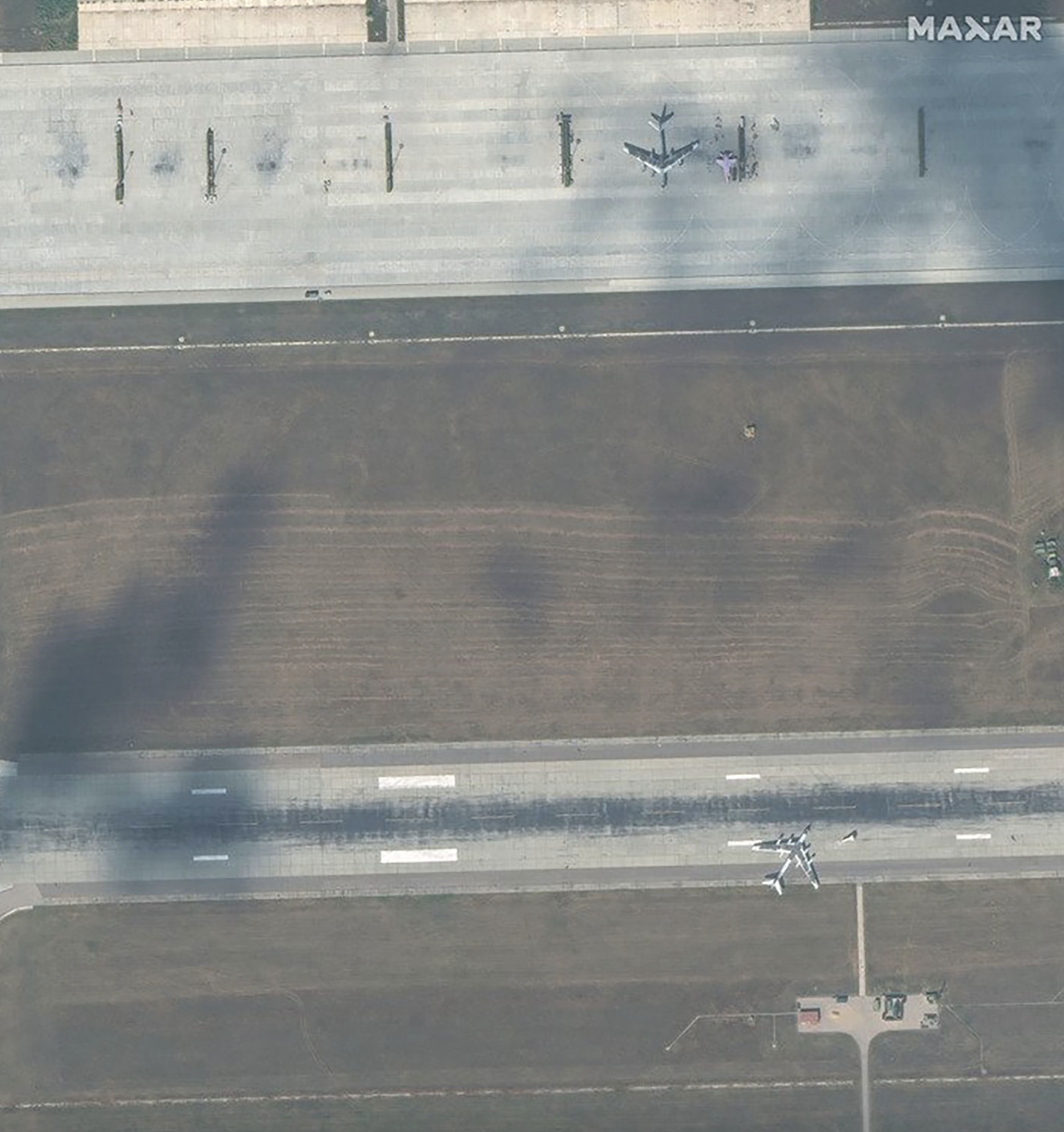 "Це виглядає безглуздо": західні експерти прокоментували "маскування" російських літаків за допомогою шин. Фото