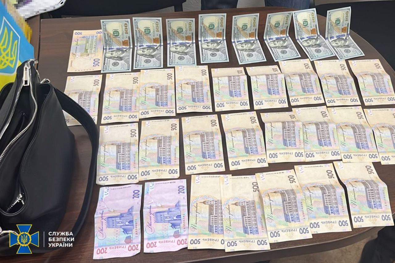 Вимагали хабарі за видачу паспортів України: СБУ затримала у Харкові чиновників міграційної служби. Фото