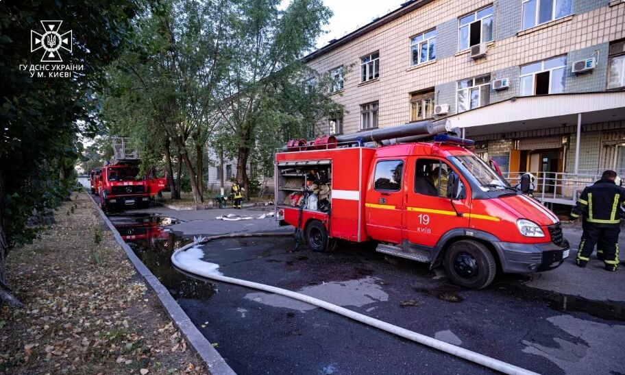 У Києві на Троєщині сталась пожежа в лікарні. Фото і подробиці