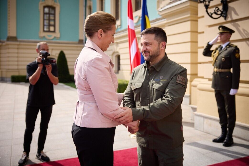 На Алеї сміливості в Києві відкрили іменну табличку прем'єрки Данії Метте Фредеріксен. Фото