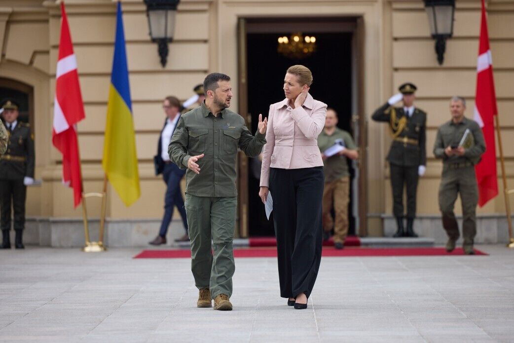 На Алеї сміливості в Києві відкрили іменну табличку прем'єрки Данії Метте Фредеріксен. Фото