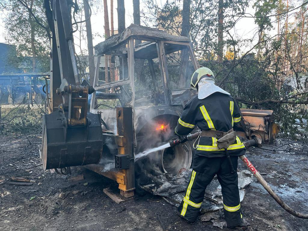 У Києві та області прогриміли вибухи, усі ворожі цілі знищили сили ППО: сталася пожежа. Фото і відео