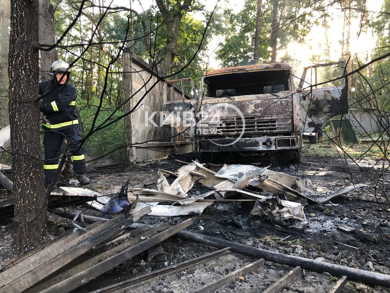 На Київщині внаслідок ворожих обстрілів спалахнула пожежа на території гіпермаркету. Фото і відео