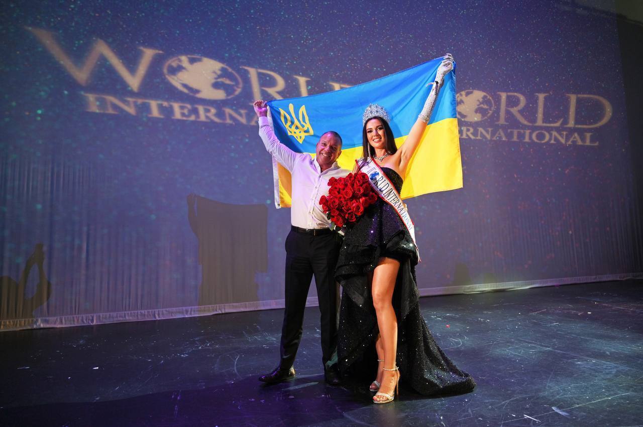 "Я пишаюся собою": переможниця "Місіс Світу 2023" із Херсона пояснила, чому тримала за руки росіянку.  Ексклюзив