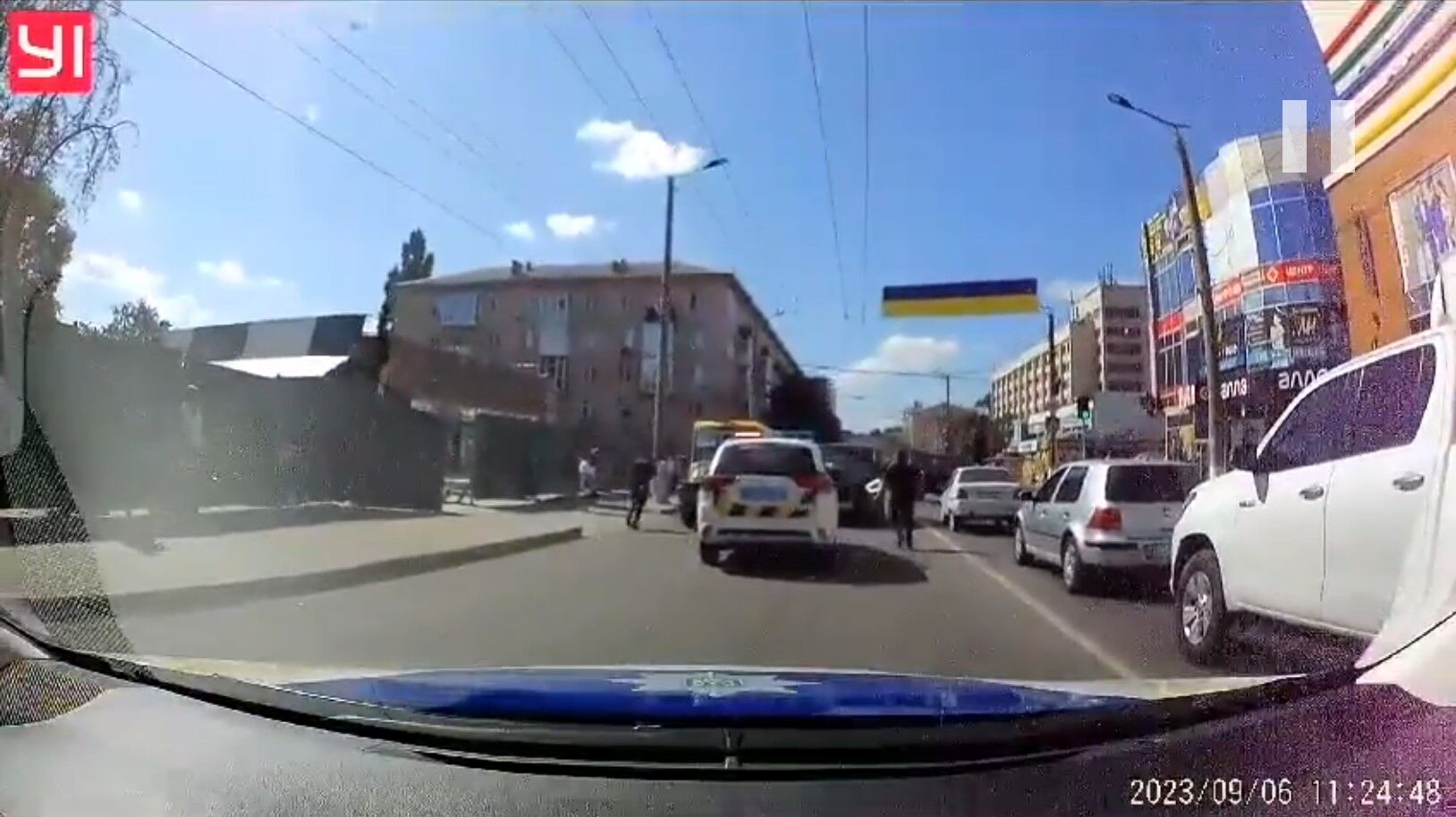 В Кропивницком полицейские со стрельбой задержали мужчину, который угрожал взорвать гранату на АЗС. Видео