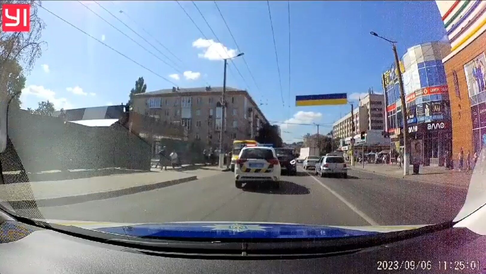 У Кропивницькому поліцейські зі стріляниною затримали чоловіка, який погрожував підірвати гранату на АЗС. Відео