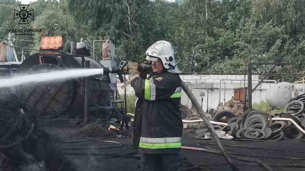 В Киевской области почти четыре часа тушили пожар на шиноперерабатывающем предприятии. Фото и видео