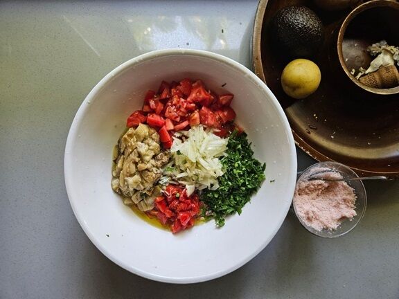 Поживний салат ''Калейдоскоп'' на кожен день: легко приготувати вдома та на природі