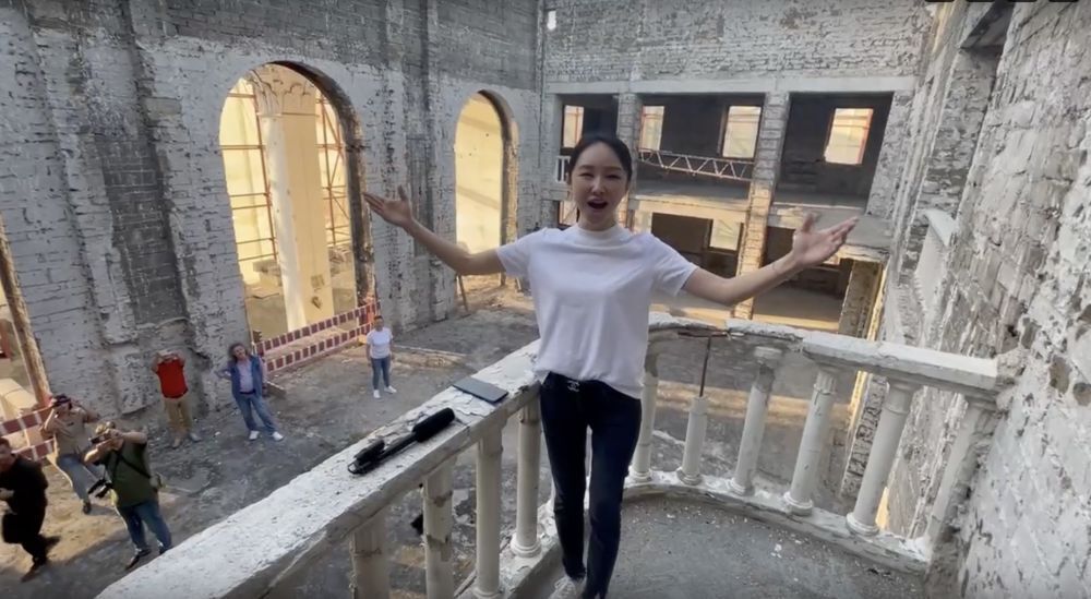 Оперна співачка з Китаю виконала "Катюшу" в розбомбленому Росією драмтеатрі Маріуполя. Цинічне відео