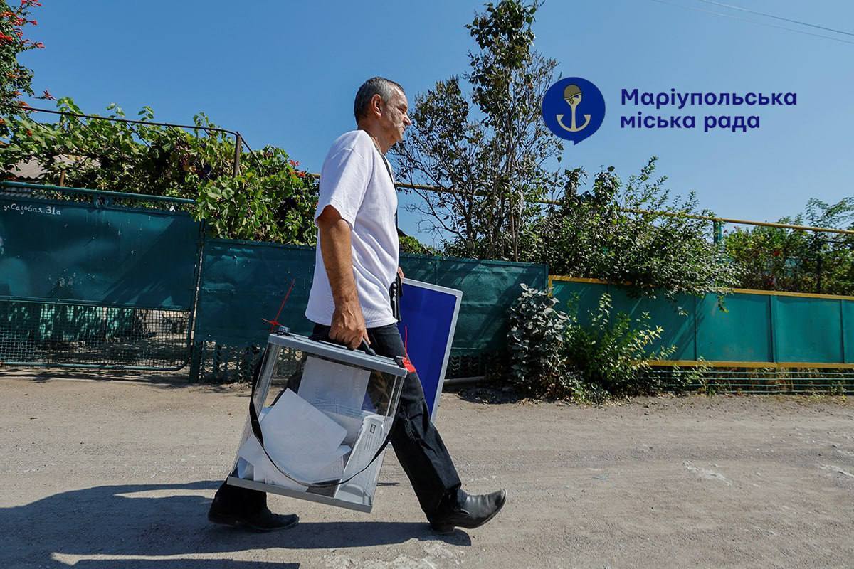 Картинка для пропаганди: окупанти змушують мешканців Маріуполя "голосувати" на зупинках та капотах авто. Фото