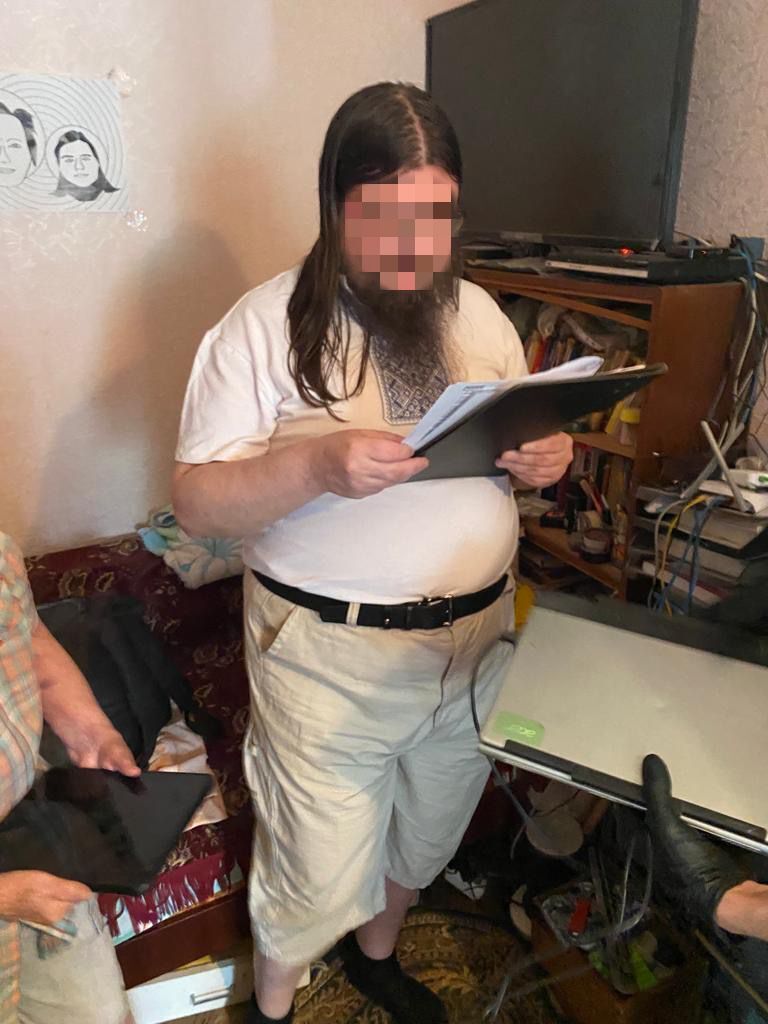 У Києві повідомили про підозру "пацифісту", який виправдовував збройну агресію РФ та поширював російську пропаганду. Фото