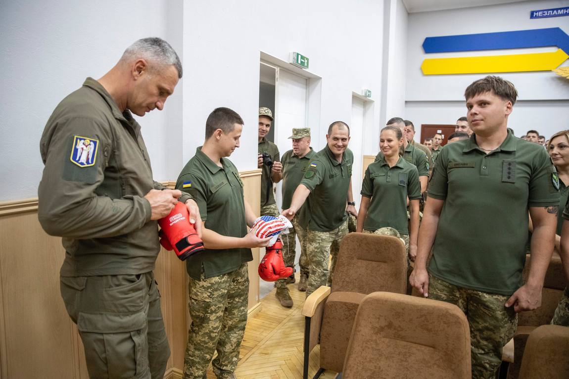 Кличко відвідав військову частину, яку підтримує Київ: на гроші міста закупили авто та спорядження для саперів. Фото