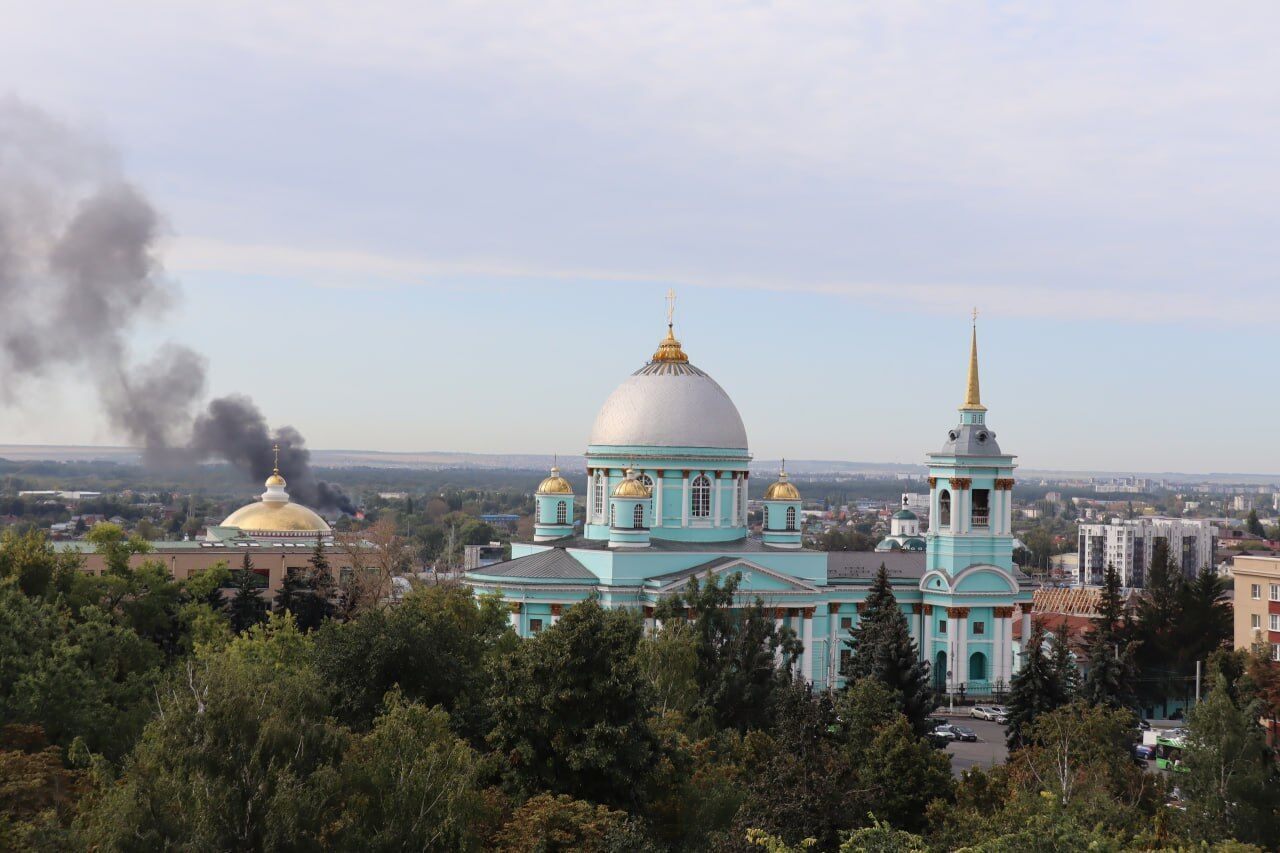 В Курске вспыхнул мощный пожар, поднялся столб дыма. Видео