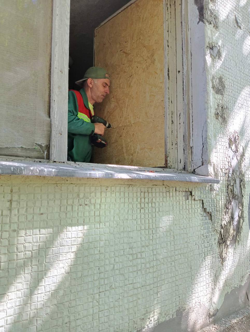 Россия обстреляла Запорожье ракетами: повреждены объекты инфраструктуры, выбиты окна в 42 многоэтажках. Фото