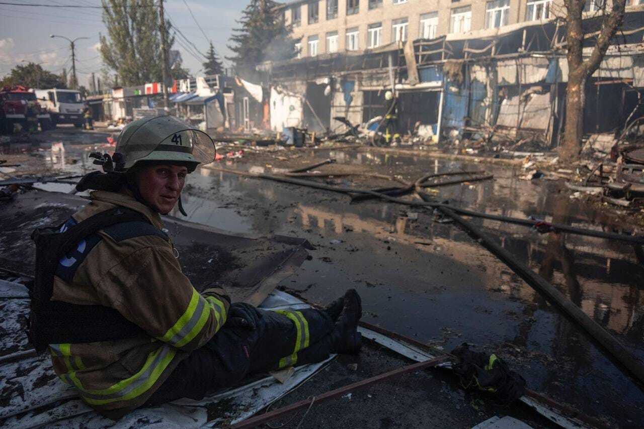 Продавці квітів та проповідник: що відомо про загиблих під час вибуху російської ракети на ринку в Костянтинівці