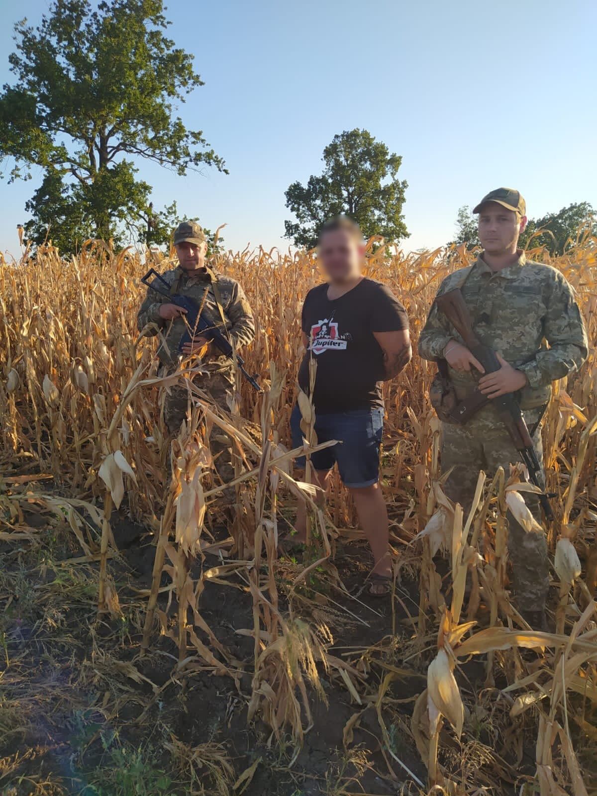 Один скрывался в кукурузе, второго догнал пес: в Одесской области задержали двух мужчин, которые хотели незаконно пересечь границу. Фото