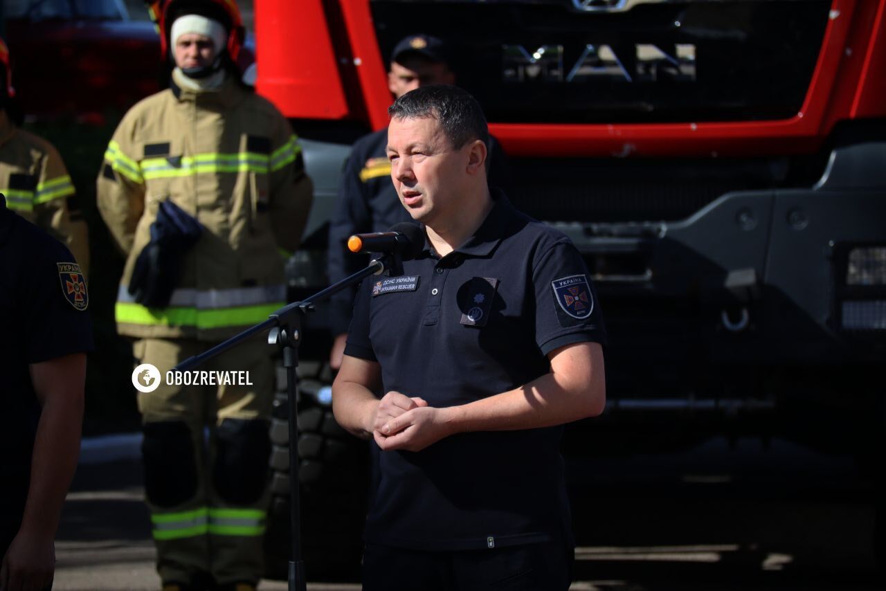 У Києві попрощалися з рятувальником Русланом Кошовим, який загинув у перший день війни на аеродромі Гостомель. Фото і відео