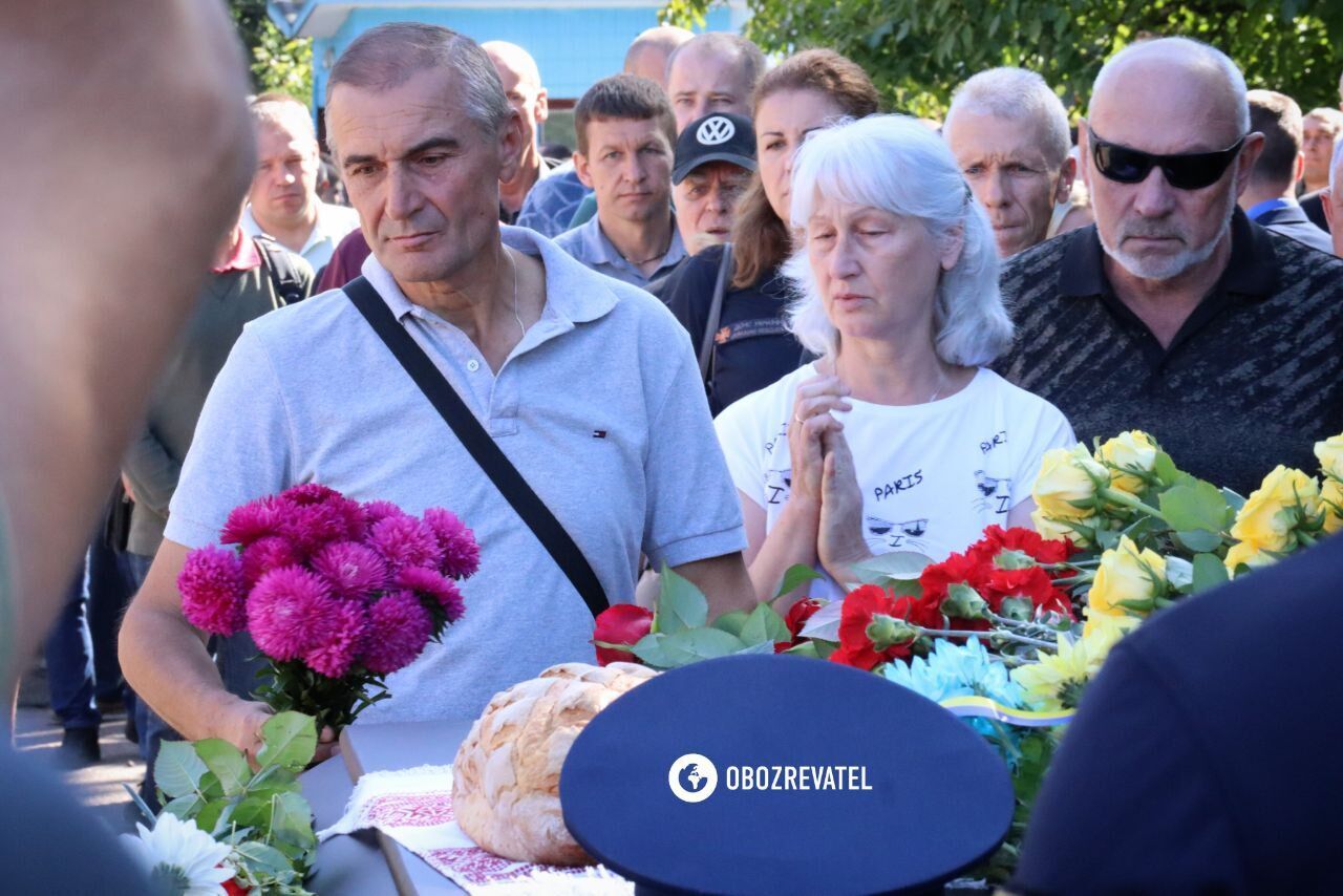 У Києві попрощалися з рятувальником Русланом Кошовим, який загинув у перший день війни на аеродромі Гостомель. Фото і відео