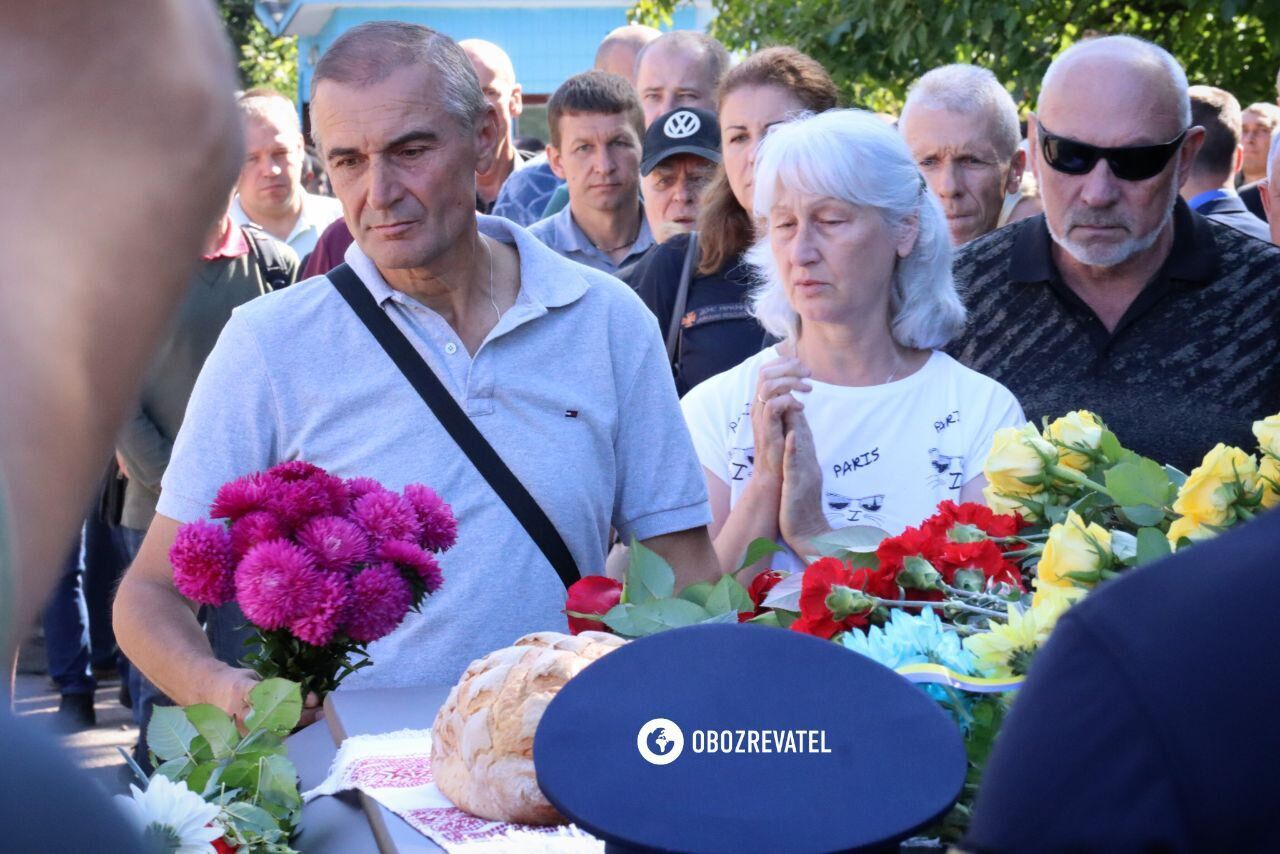 В Киеве простились со спасателем Русланом Кошевым, погибшим в первый день войны на аэродроме Гостомель. Фото и видео