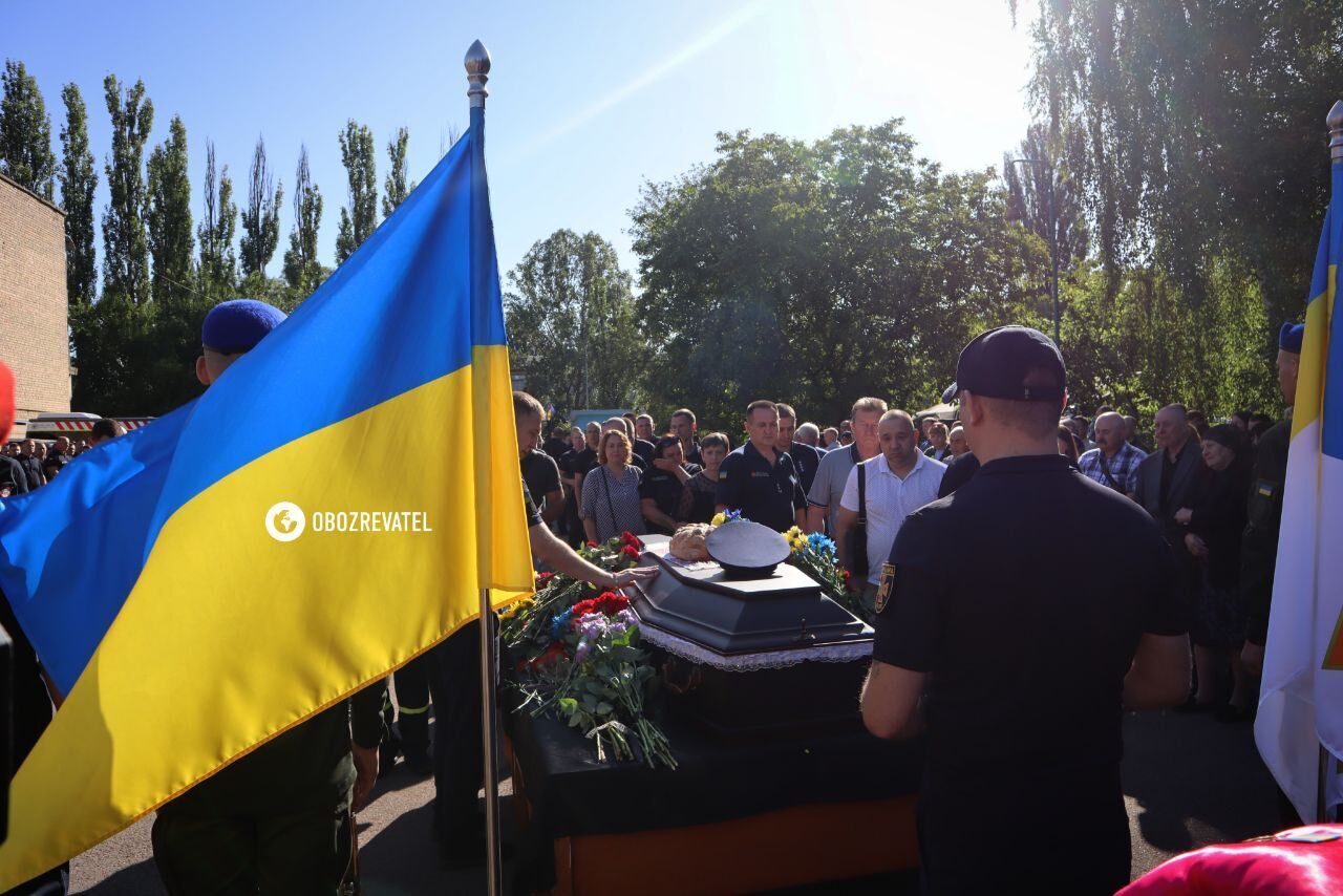 У Києві попрощалися з рятувальником Русланом Кошовим, який загинув у перший день війни на аеродромі Гостомель. Фото і відео