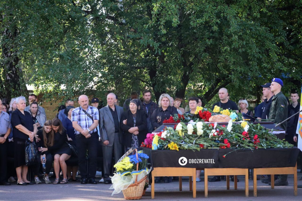 У Києві попрощалися з рятувальником Русланом Кошовим, який загинув у перший день війни на аеродромі Гостомель. Фото і відео