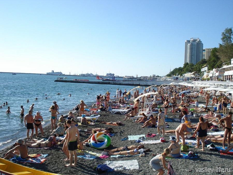 Лаються на дітей і посилають одне одного: російських туристів шокували "пацани" і "баби" з Сочі