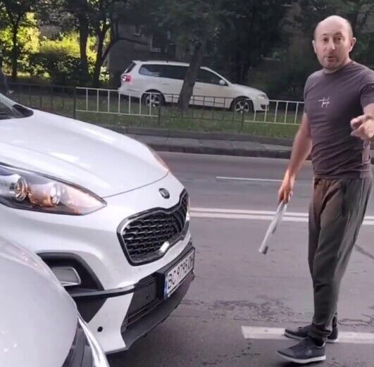 "Ты что, военный? Ху*во ты воевал": во Львове неадекват набросился на военного на трассе. Видео