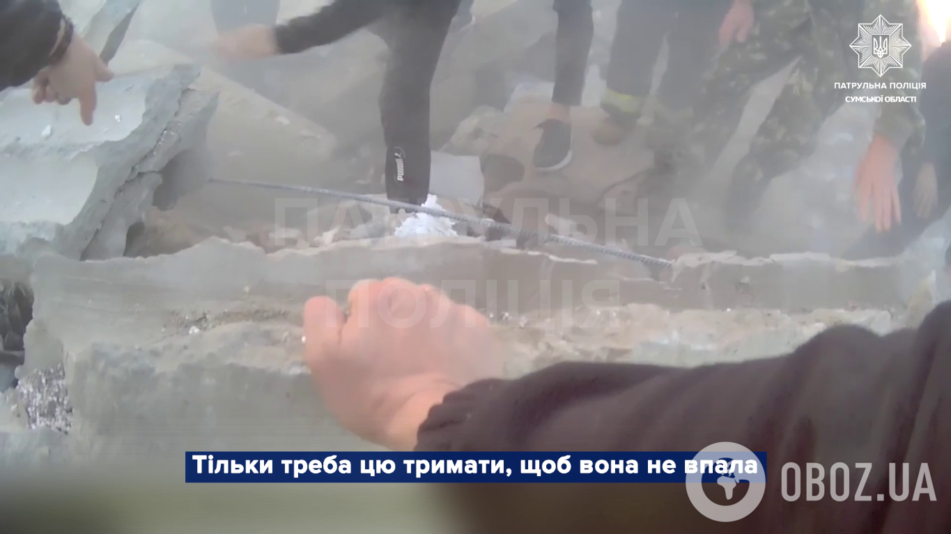 Полиция и местные жители разбирали завалы