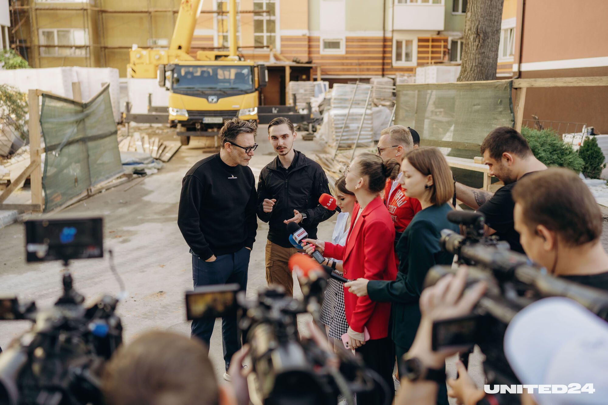 Амбасадор UNITED24 Мішель Азанавічус зустрівся в Ірпені з мешканцями будинку, на відновлення якого допоміг зібрати гроші