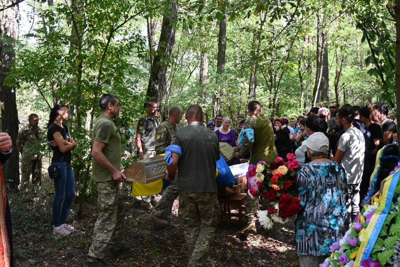 Залишились дружина та син: у Чигирині провели в останню путь бійця-мінометника Андрія Чорного. Фото