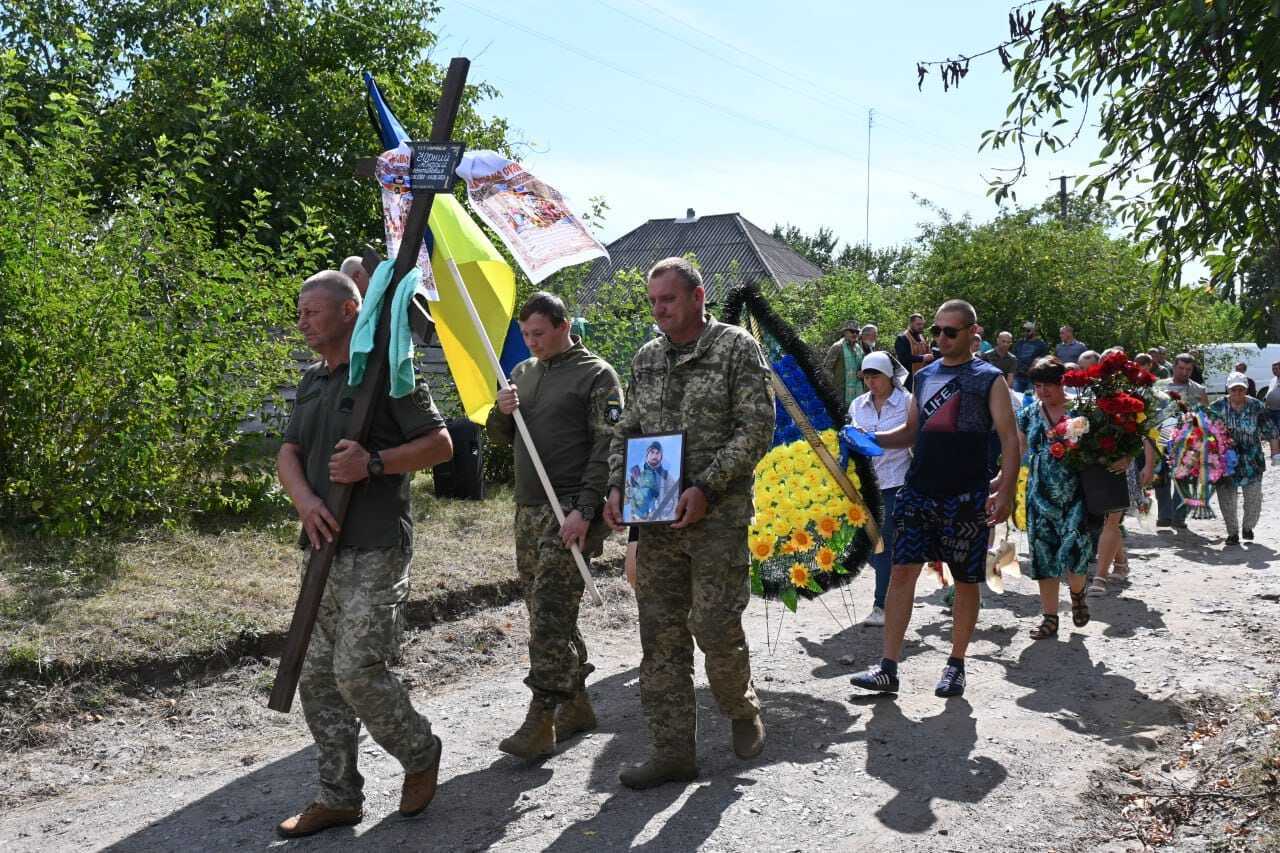 Залишились дружина та син: у Чигирині провели в останню путь бійця-мінометника Андрія Чорного. Фото