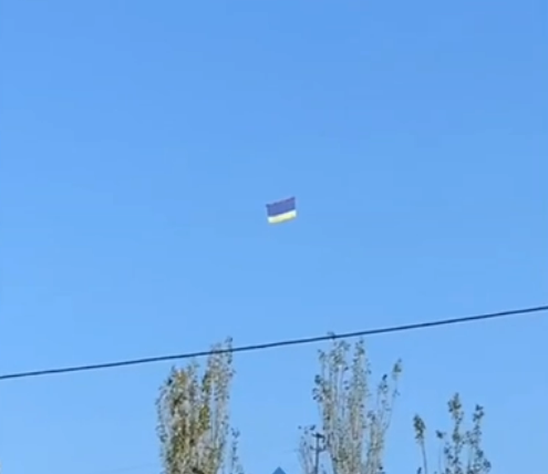 Появилось видео с запуском флага Украины над Донецком: стало известно, кто это сделал