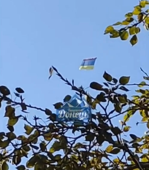 В небе над оккупированным Донецком поднялся флаг Украины: в городе слышна стрельба