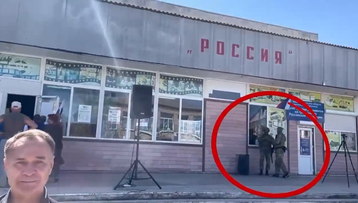 Под дулом автомата: оккупанты сами показали суть "выборов" на оккупированных территориях Украины