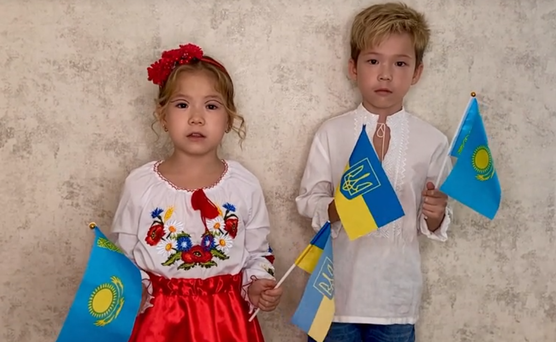 Дітки з Казахстану українською мовою привітали українців з Новим роком і розчулили мережу: відреагували навіть в ЗСУ
