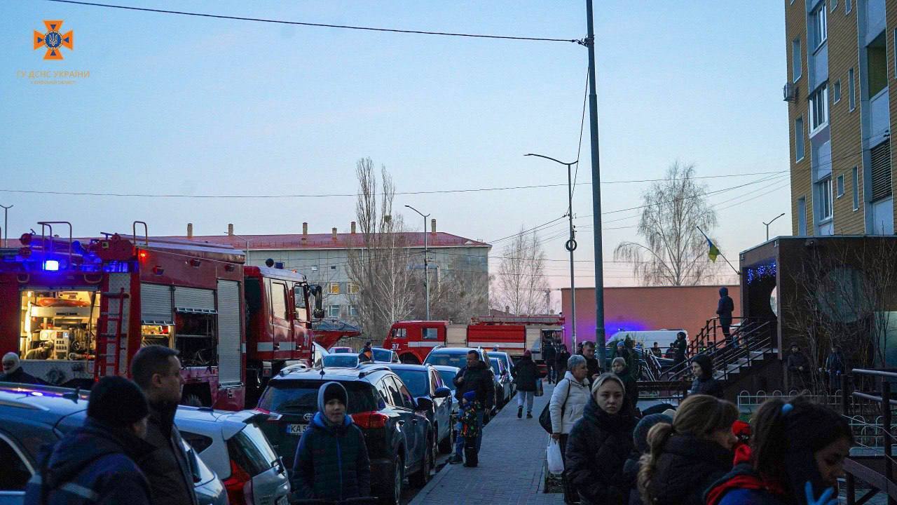 В Киевской области из-за павербанка возник пожар в квартире на 17 этаже дома: бойцы ГСЧС спасли женщину. Фото