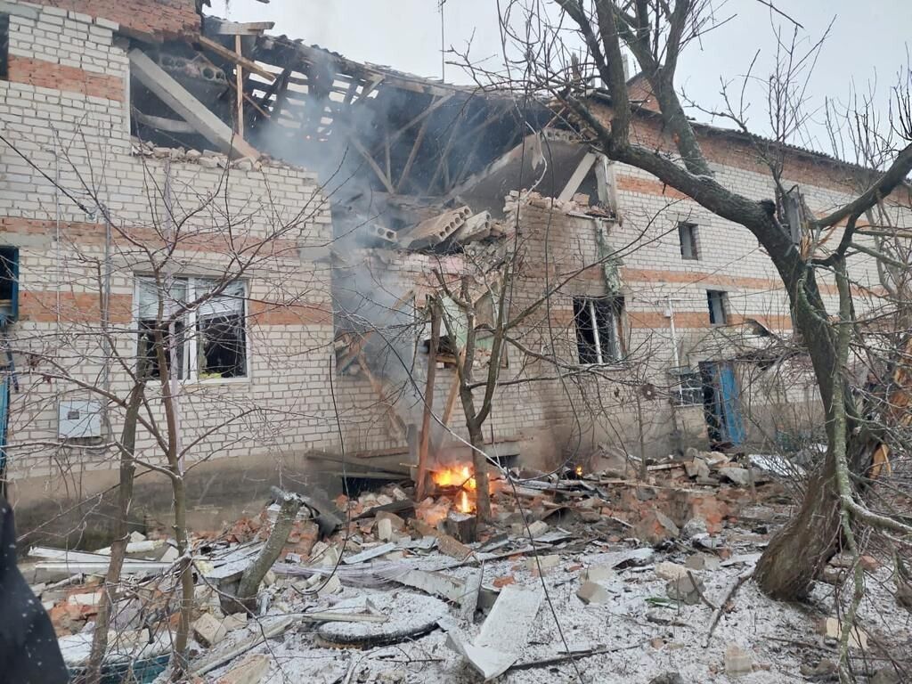 Окупанти атакували житловий будинок на Сумщині "Шахедами": є загиблі. Фото і відео