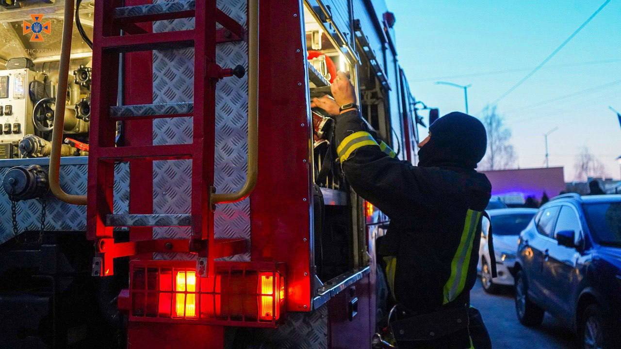 На Київщині через павербанк виникла пожежа в квартирі на 17 поверсі будинку: бійці ДСНС врятували жінку. Фото